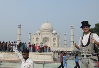 Marc Mundri Bäcker auf der Walz vor Taj Mahal