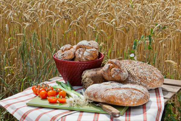 Brot und Gemüse vor Kornfeld