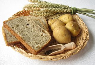 Kartoffelbrot mit Zutaten im Brotkorb