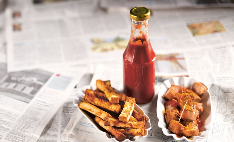 brot-pommes aus altem Brot mit currywurst und Ketschup