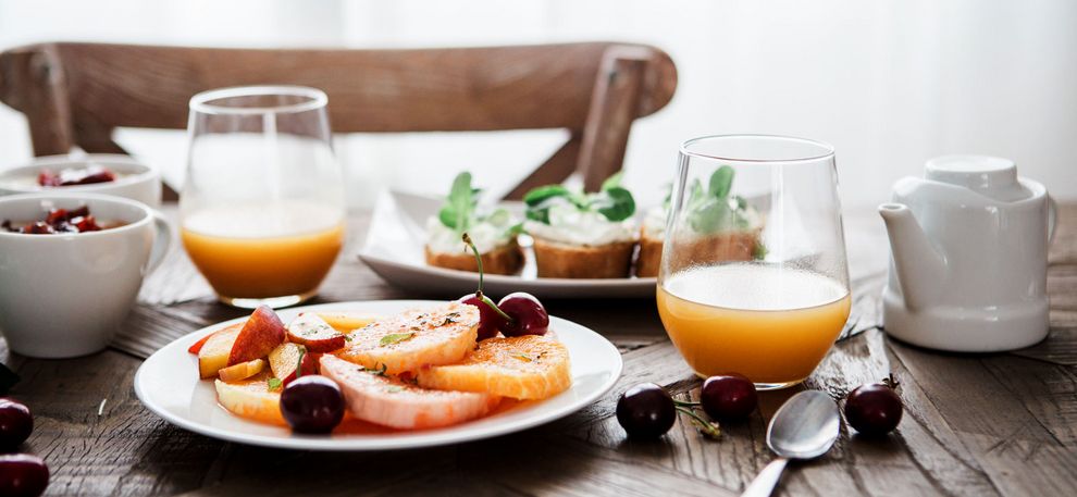 Brunch Tisch mit Brot und Orangensaft