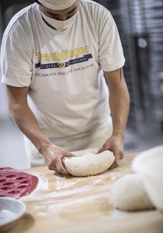 Teig kneten in der Bäckerei Traublinger