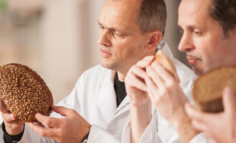 Brotprüfer betrachten Brot