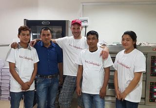 Michael Moll mit seinem Backstuben Team in Nepal.