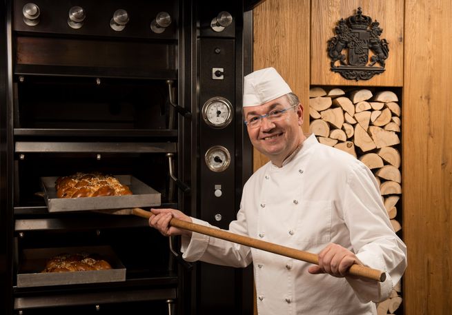 Bäcker und Konditor Heinz Hoffmann vor Ofen