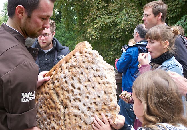 Zuschauer essen das Surfbread