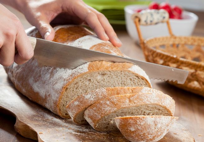 Brot wird aufgeschnitten