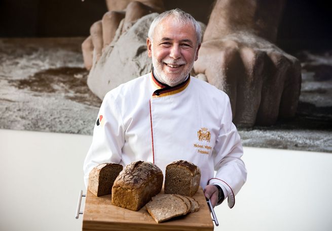 Michael Wippler mit Dunkelbrot