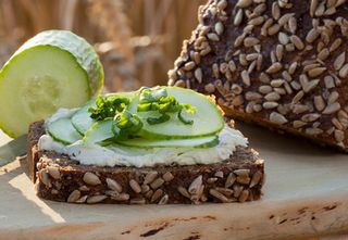 Brot schneiden auf einem Holzbrett