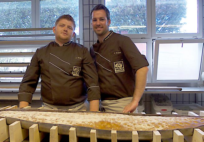 Wildbakers präsentieren Surfbrett aus Brot