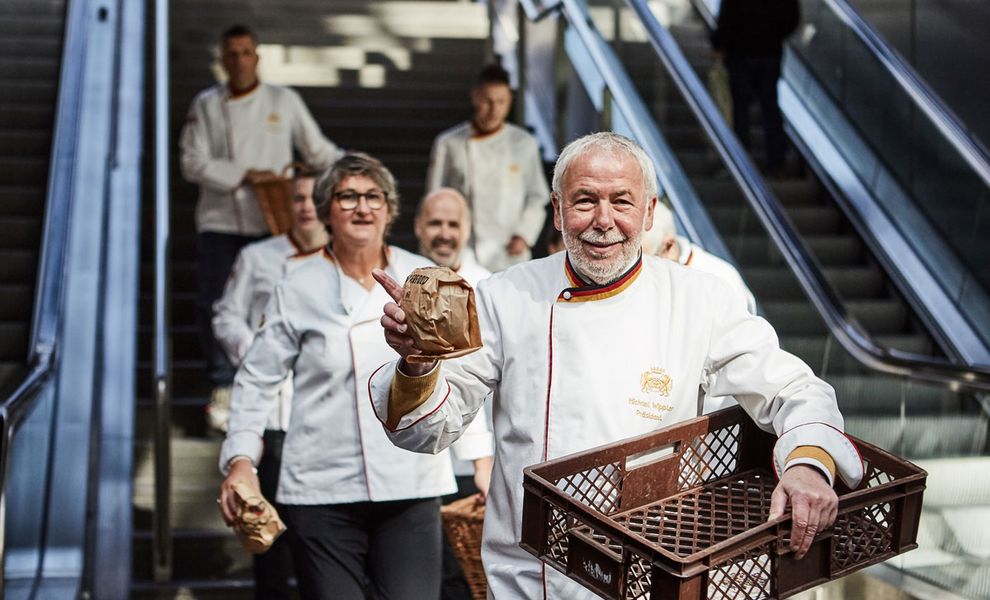 Brot verteilen am Tag des deutschen Brotes