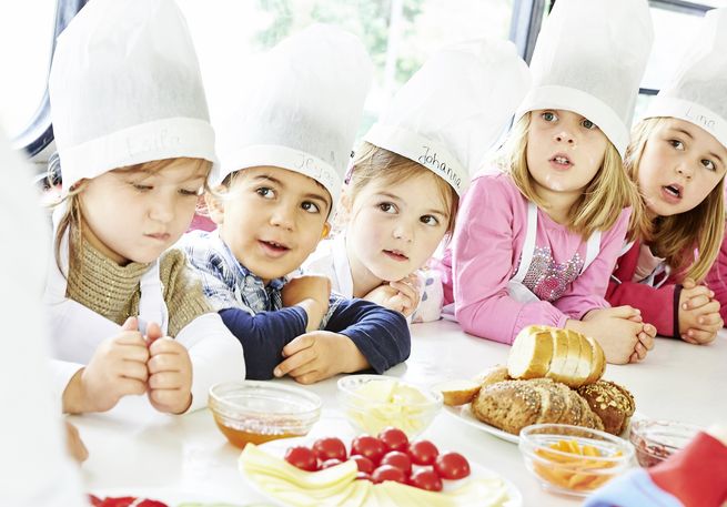 Grundschulgruppe sitzt an einem Tisch