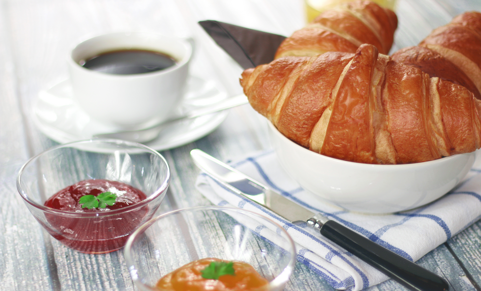 Frühstück mit Kaffee und Croissant