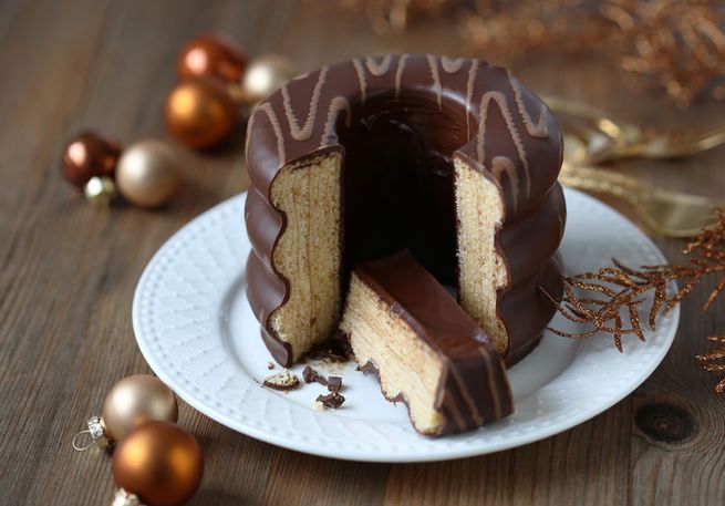 Baumkuchen weihnachtlich serviert