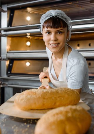 Frau beim Backen