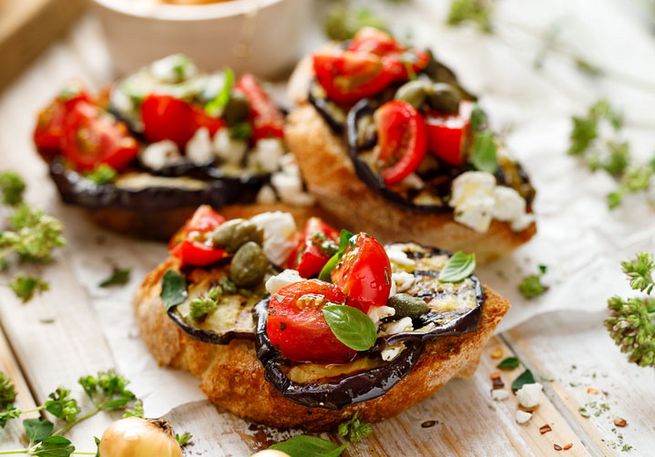 Brote mit gegrillter Aubergine und Tomaten