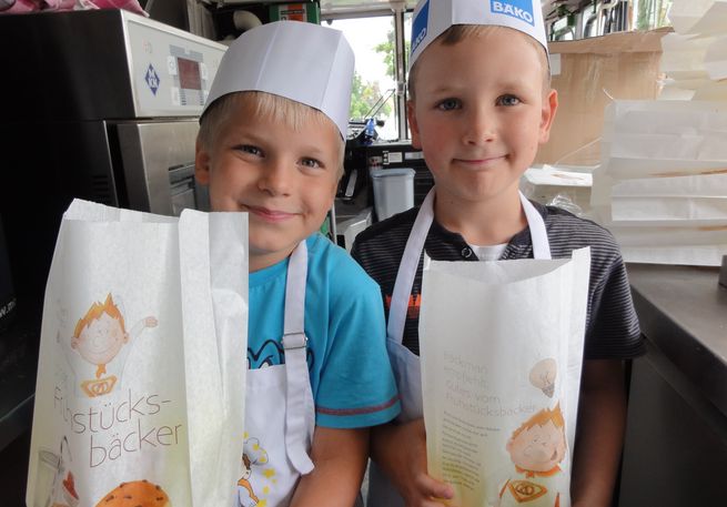 Porträt von zwei Kindern im Backbus