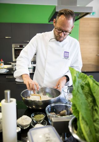 Andreas Fickenscher bei der Zubereitung des Brotes.