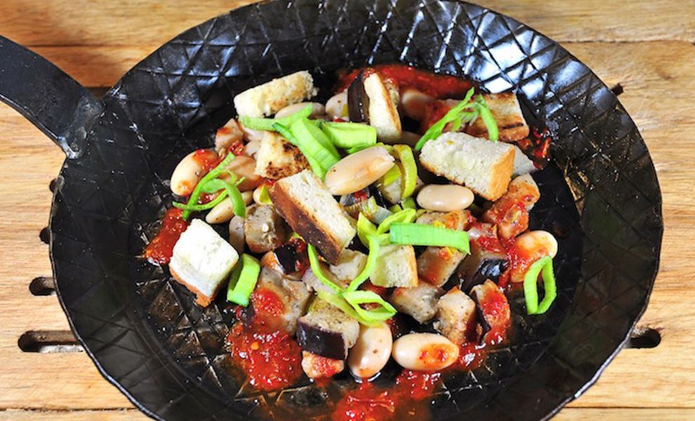 Marokkanische Bohnenpfanne mit Weißbrot