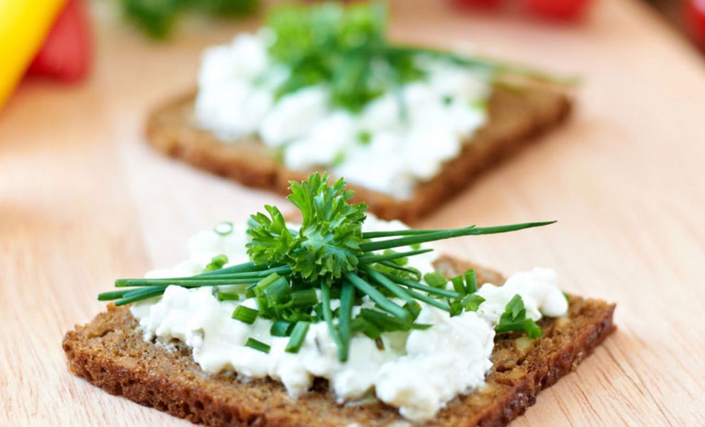 Brotschnitte mit Kräutern als Brainfood