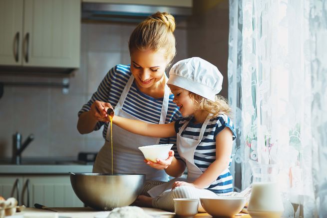 Mutter und Tochter backen zusammen