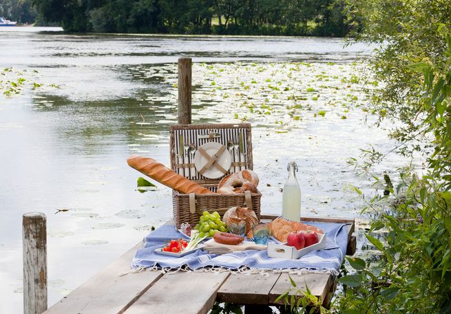 Picknick auf dem Steg mit Baguette und Brotkorb