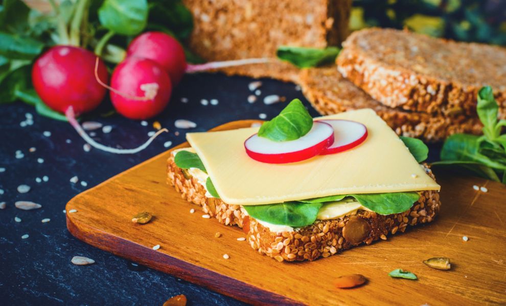 Käsebrot mit Radieschen angerichtet