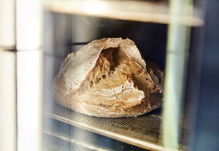 Brot im Ofen in der Bäckerei Lünstedt