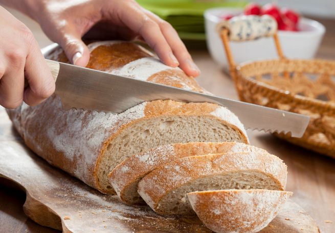 Brot wird aufgetaut und geschnitten