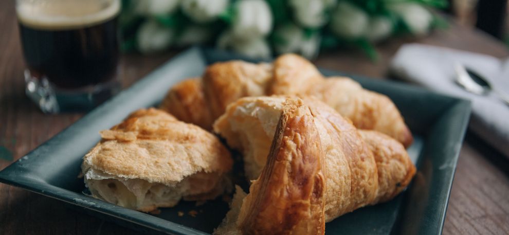 Croissant auf dem Frühstückstisch