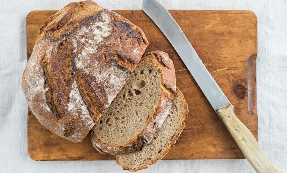 Sauerteigbrot mit Brotmesser