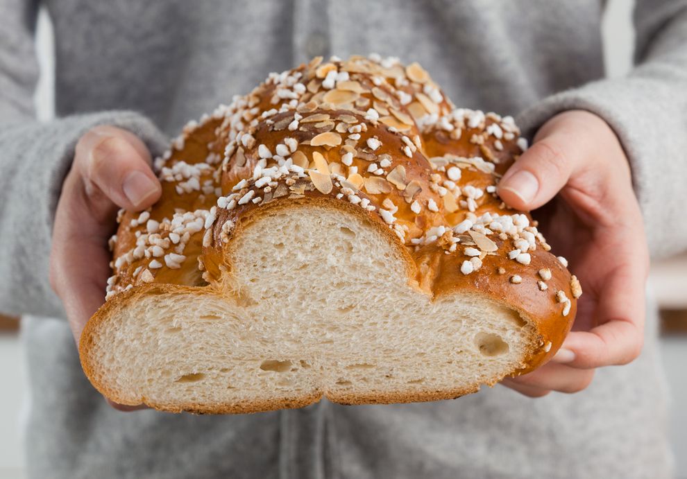 Sauerteigbrot mit Brotmesser