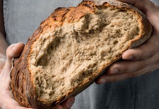 Brot in der Hand