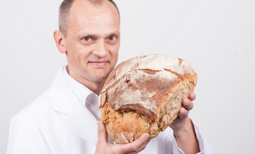 Brotprüfer präsentiert Brot