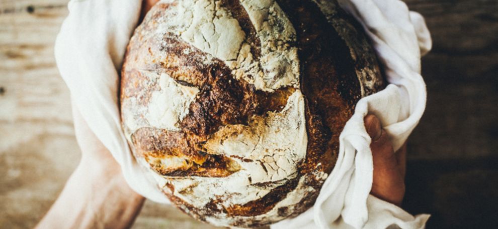 Brot mit Tuch in Händen