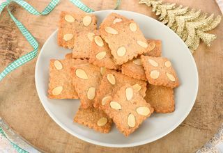 Spekulatius Plätzchen garniert mit Weihnachtsdeko