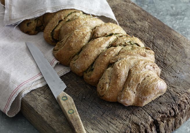 Wickelbrot auf Holzbrett