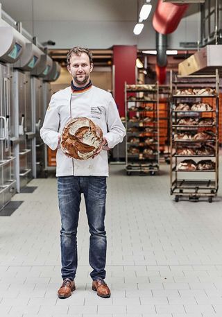 Jens Lünstedt mit einem Brot