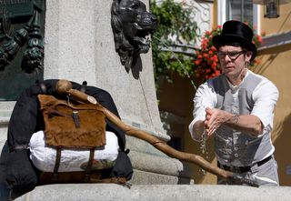 Bäcker auf der Walz wäscht sich die Hände