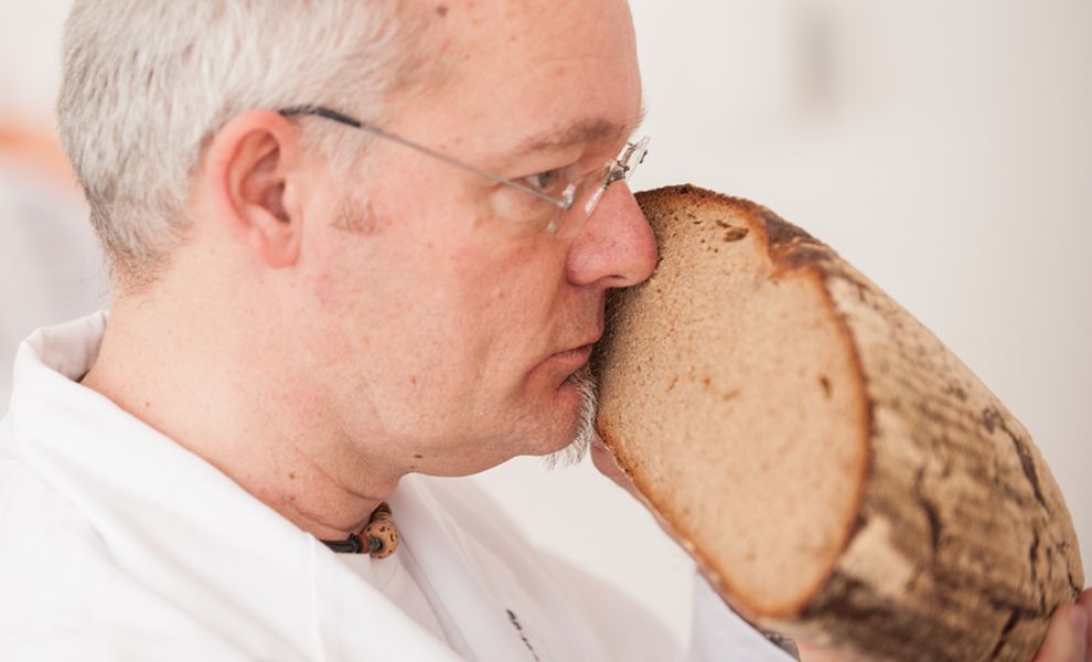 Brotprüfer riecht an Brot