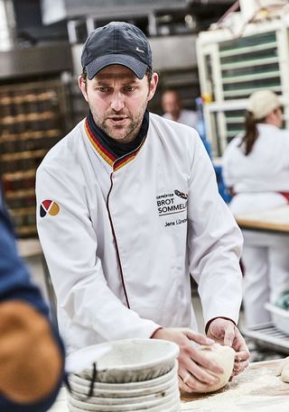 Jens Lünstedt beim Backen