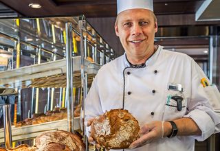 Christian Wastl präsentiert ein Brot