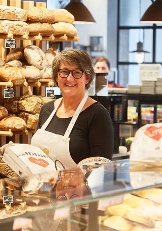 Maren Andresen verkauft Herzbrote an der Theke