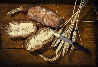 Butter und Margarine auf Brotscheiben