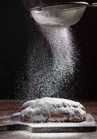 Stollen mit Puderzucker