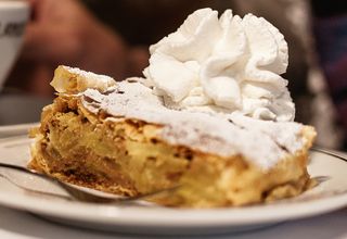 Apfelstrudel mit Vanillessoße und Puderzucker