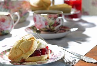 Englische Scones auf Kaffetisch