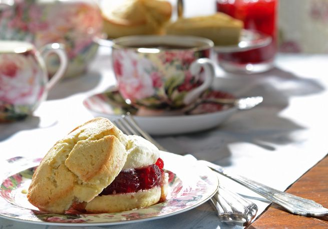 Englische Scones auf Kaffetisch