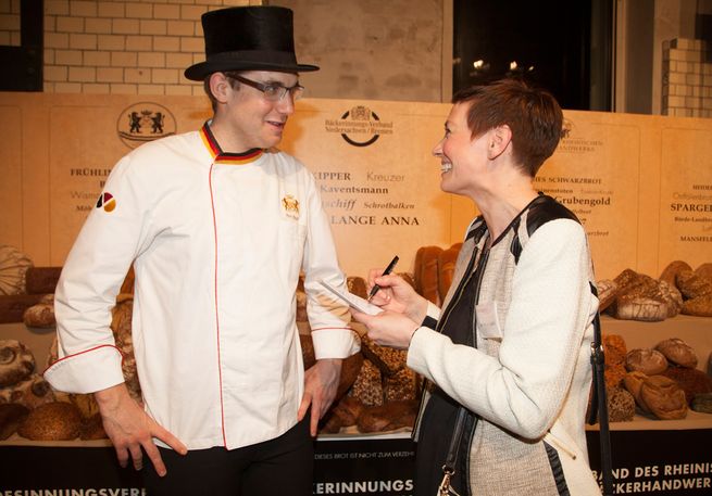 Junger Bäcker am Tag des Deutschen Brotes