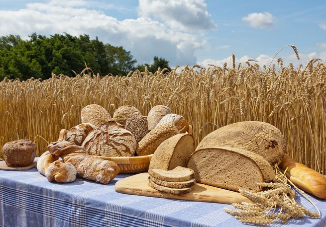 Verschiedene Brotsorten unter freiem Himmel